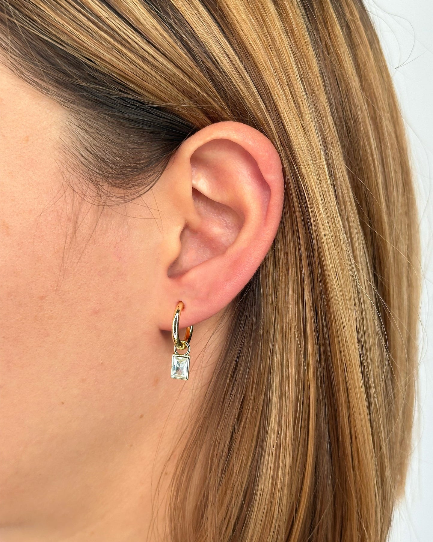 Orecchini a cerchio Naomi oro Cerchietto medio con zircone incorniciato pendente 2 in 1