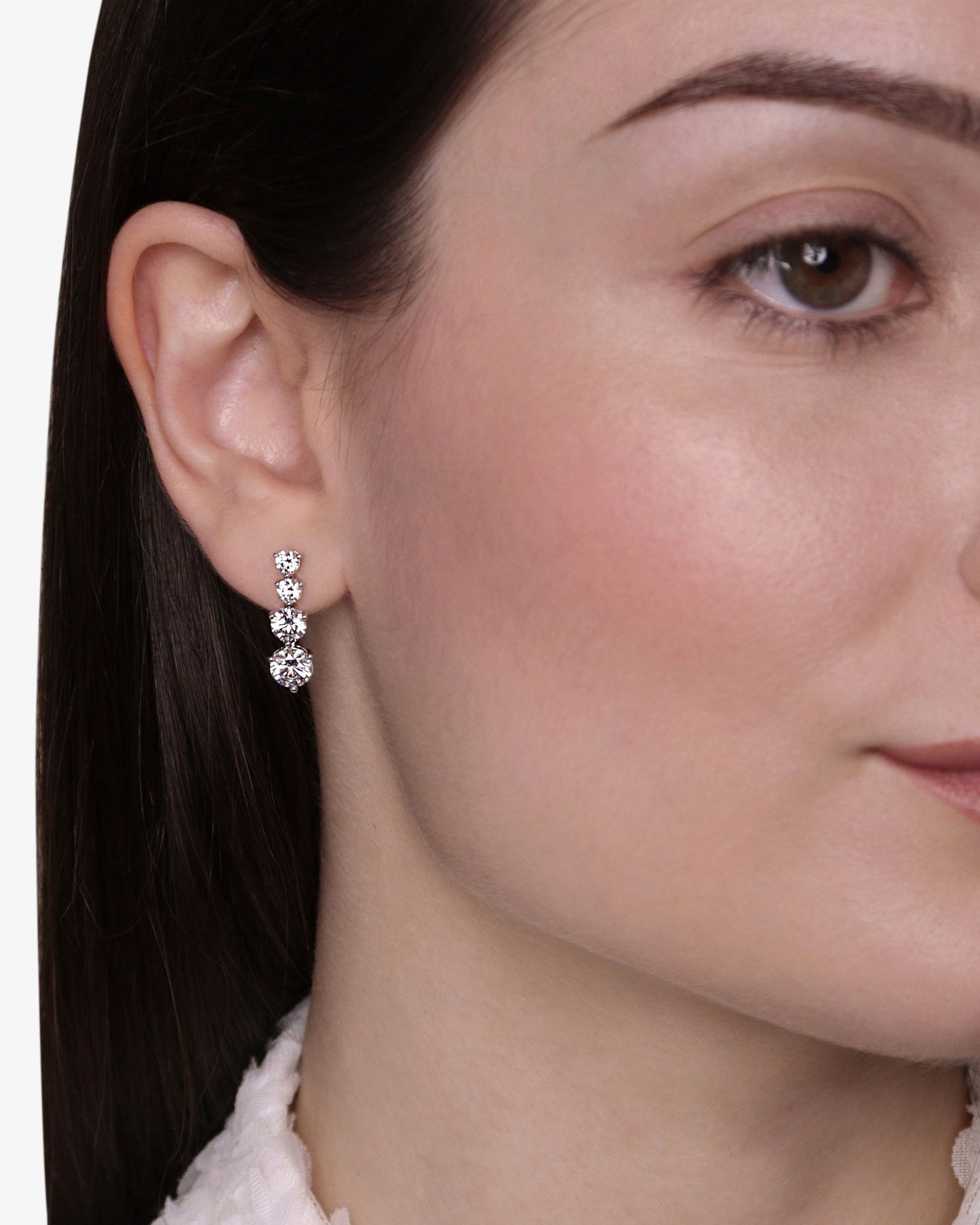 Orecchini Pendenti Nicoletta Argento Orecchino pendente con zirconi incastonati.