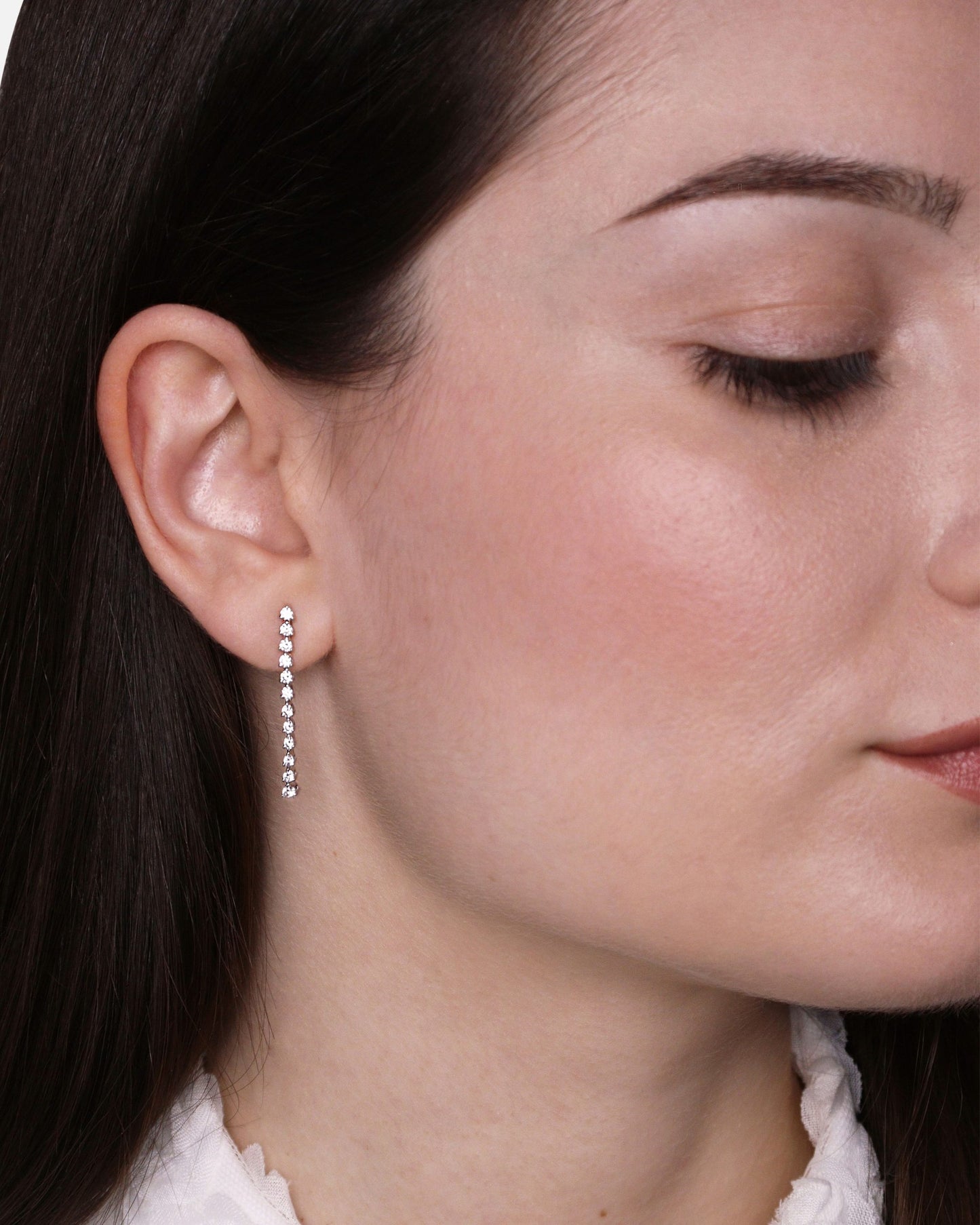 Orecchini Pendenti Loredana Argento Orecchino pendente con zirconi incastonati.