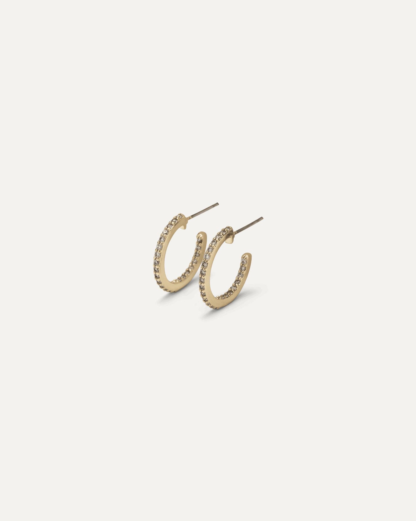 Orecchini Marina Oro Orecchino a cerchio piccolo decorato con zirconi lungo il bordo esterno.