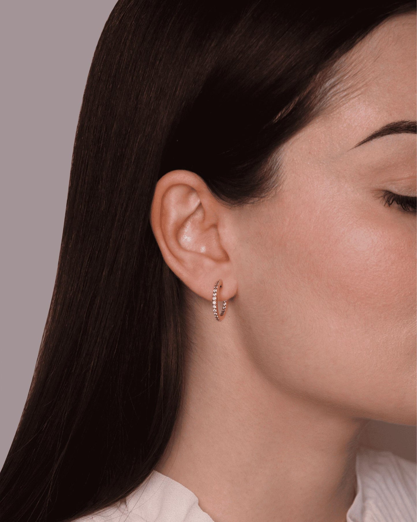 Orecchini Marina Oro Orecchino a cerchio piccolo decorato con zirconi lungo il bordo esterno.