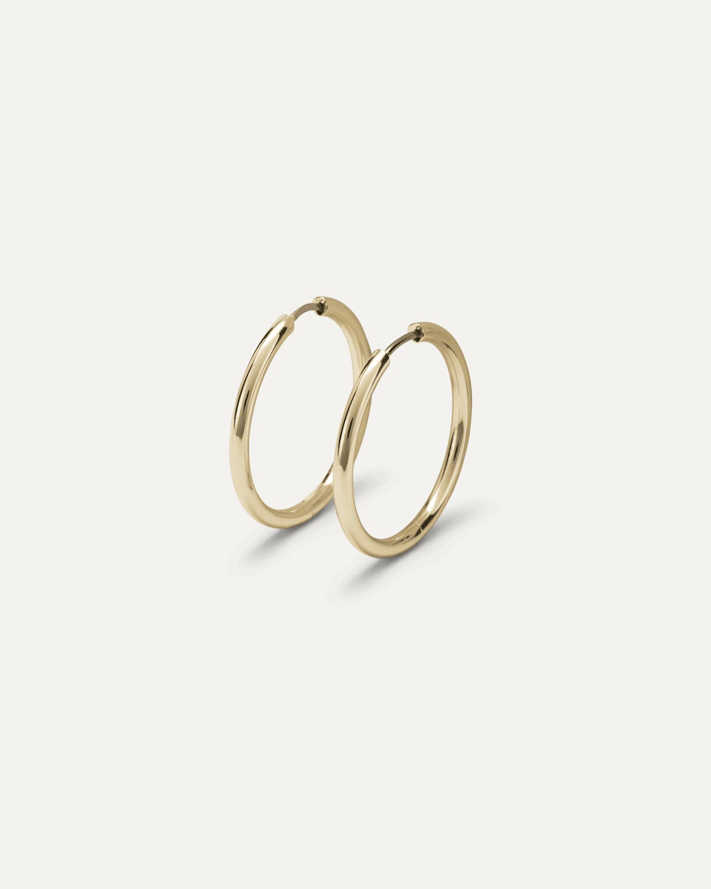 Orecchini Maria Oro Orecchino a cerchio di medie dimensioni dal design liscio e luminoso.