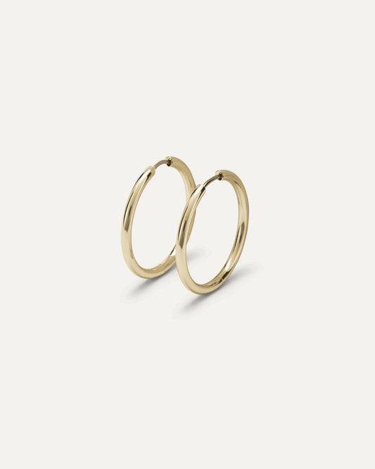 Orecchini Maria Oro Orecchino a cerchio di medie dimensioni dal design liscio e luminoso.