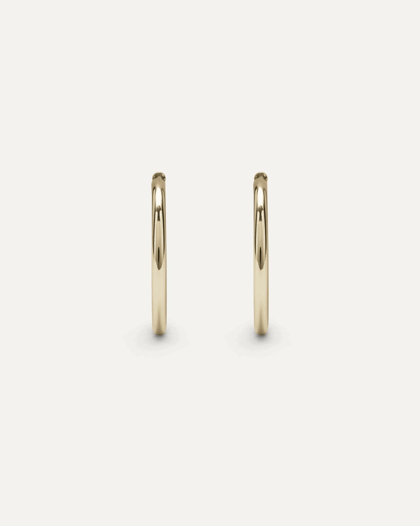 Orecchini Maria Oro Orecchino a cerchio di medie dimensioni dal design liscio e luminoso.