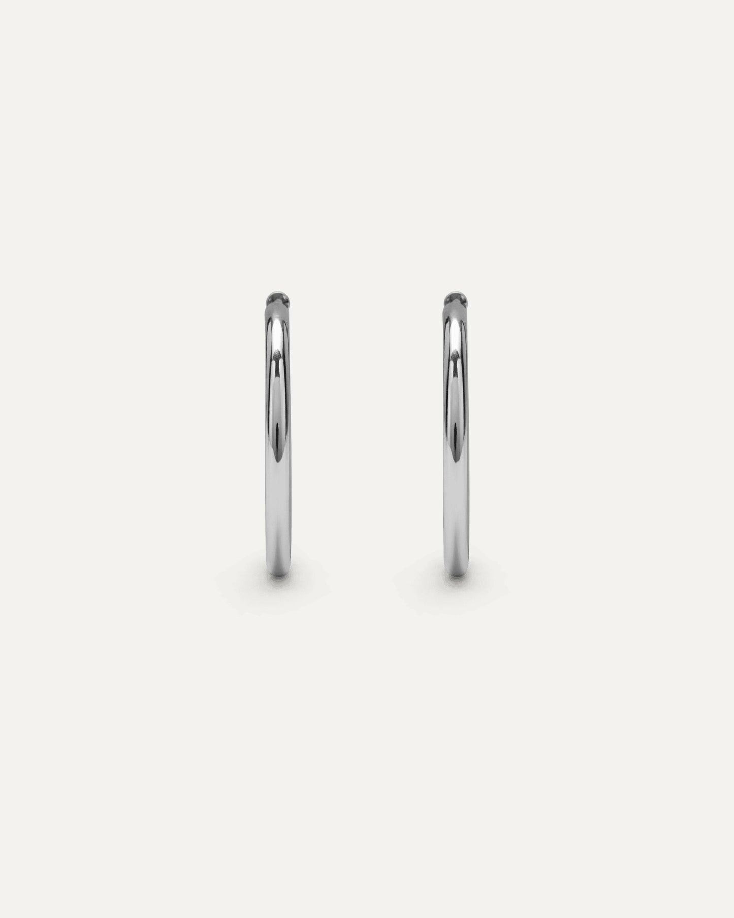 Orecchini Maria Argento Orecchino a cerchio medio di design semplice e pulito.