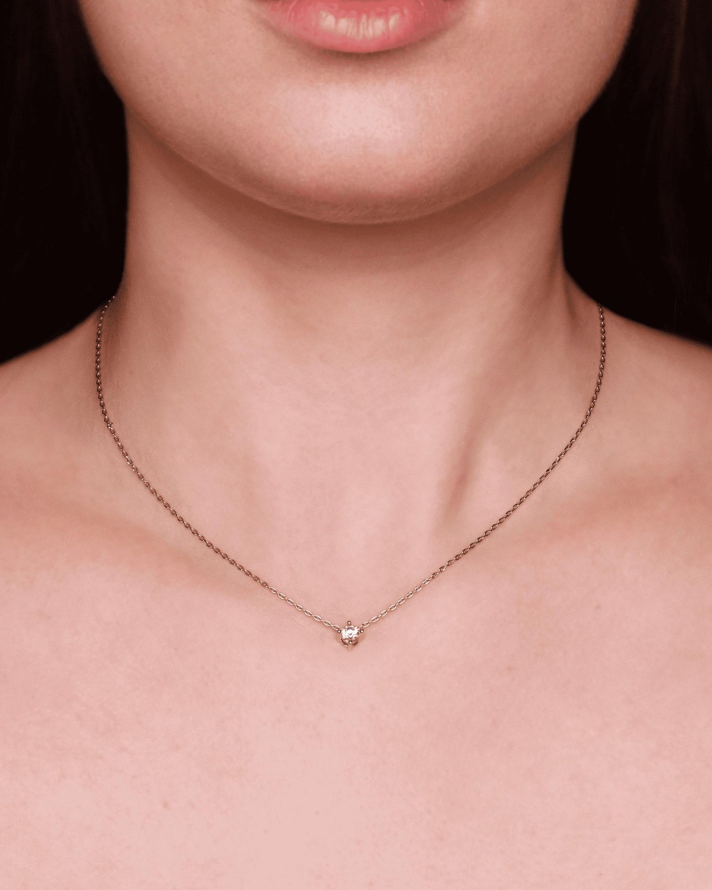Collana Sveva Oro Collana a filo con punto luce.