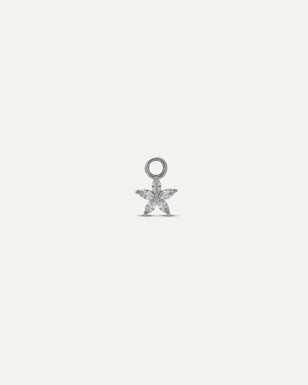 Charm Flora Argento a forma di fiore con piccoli zirconi luminosi.