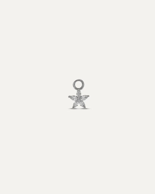 Charm Flora Argento a forma di fiore con piccoli zirconi luminosi.
