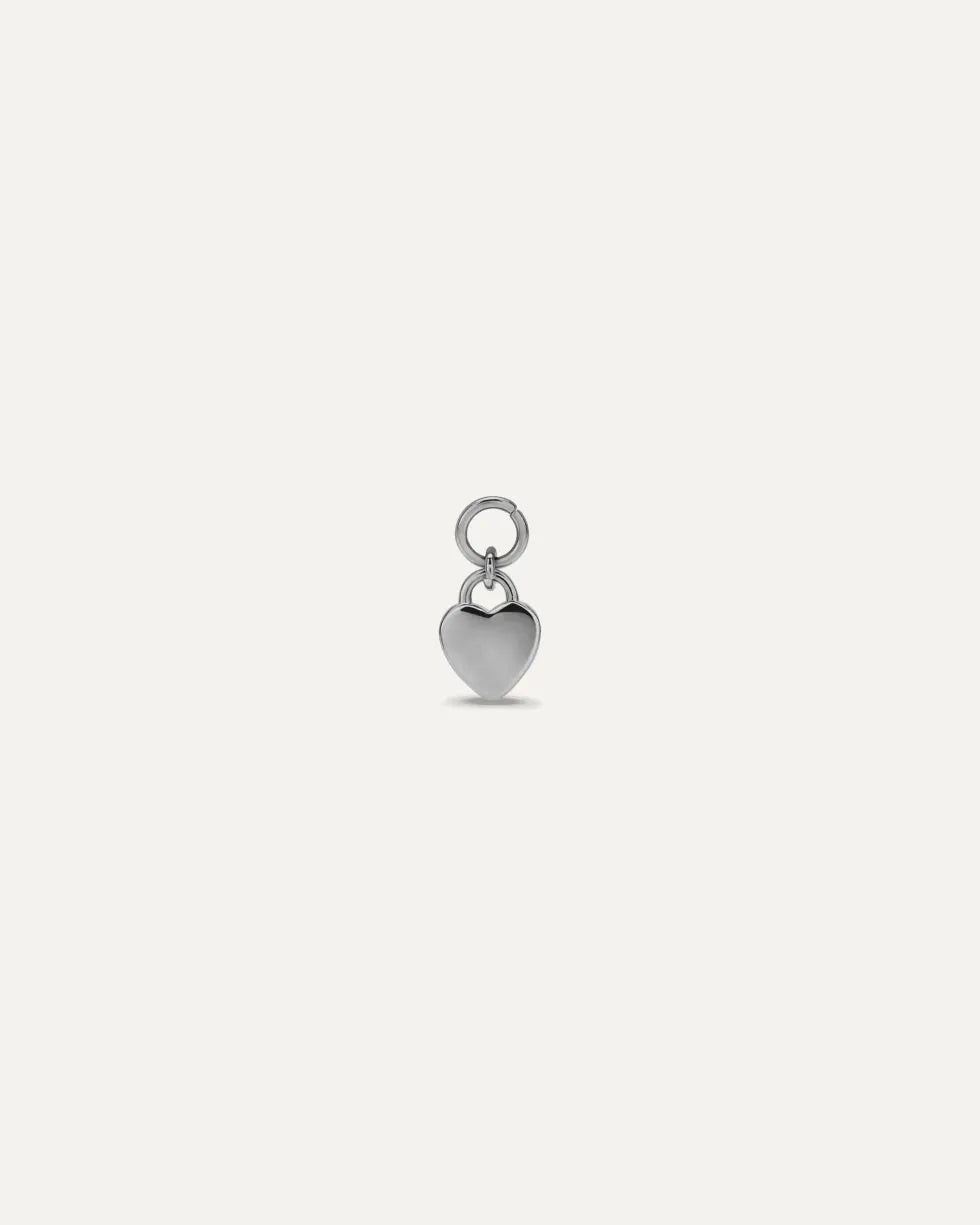 Charm Miranda Argento  a forma di cuore lucido e minimalista.