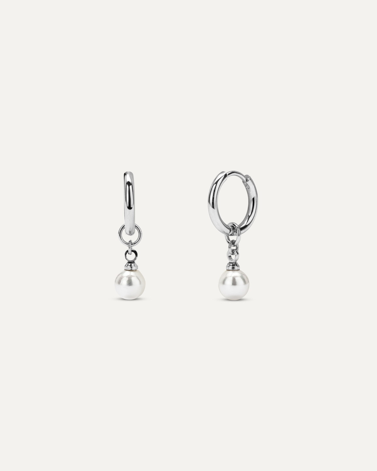 Orecchino con perla Gaia argento Orecchino 2 in 1, è possibile usarlo solo come cerchietto o con il pendente con perla.