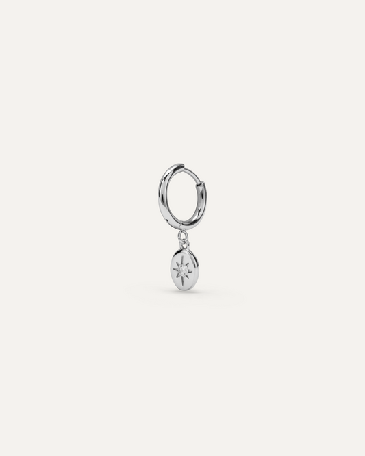 Orecchino singolo a cerchio Aria Argento Cerchietto di medie dimensioni in acciaio con pendente con zircone in ottone.