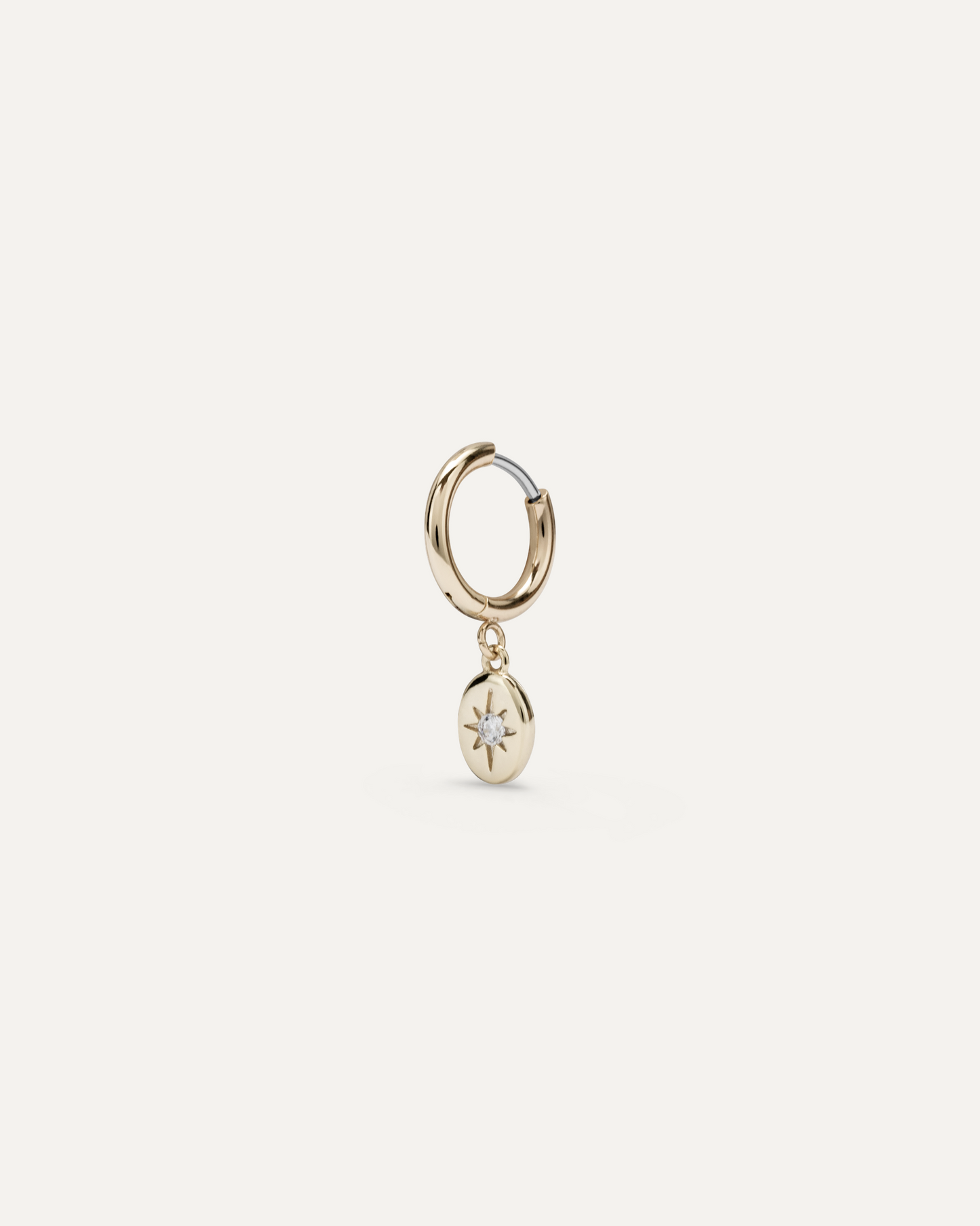 Orecchino singolo a cerchio Aria Oro Cerchietto di medie dimensioni in acciaio con pendente con zircone in ottone.