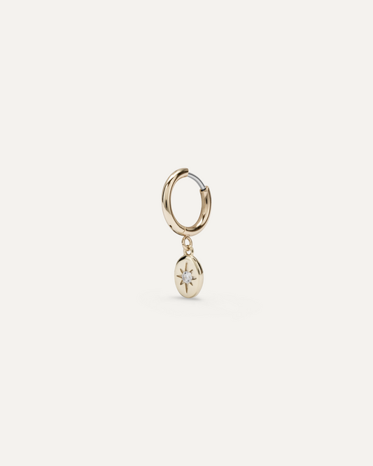 Orecchino singolo a cerchio Aria Oro Cerchietto di medie dimensioni in acciaio con pendente con zircone in ottone.
